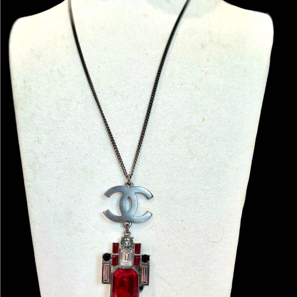 Chanel 2005P Red Gripoix Glass & Crystal Pendant Necklace – Made in France - Picture 3 of 6